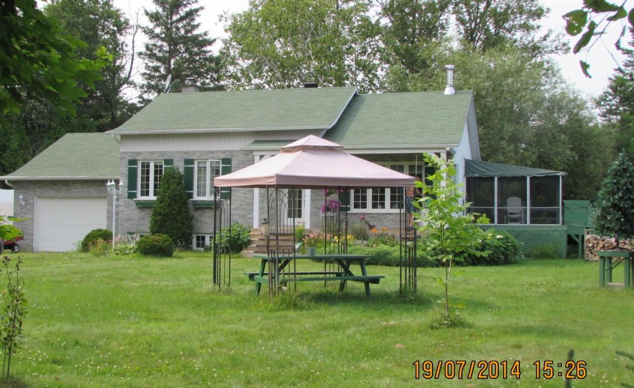 Gite Parc Mauricie B&B Saint Mathieu Du Parc Exterior foto