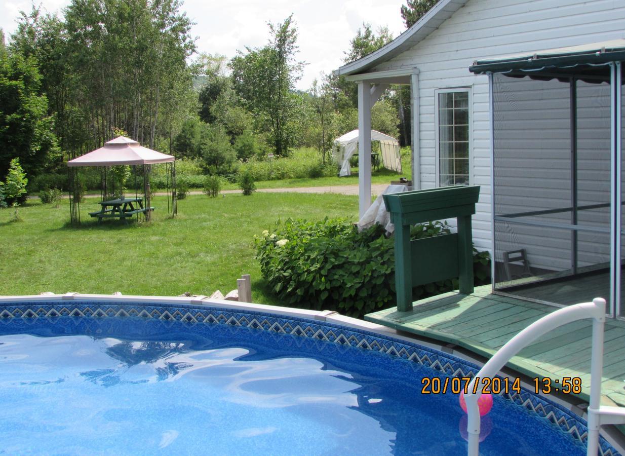 Gite Parc Mauricie B&B Saint Mathieu Du Parc Exterior foto